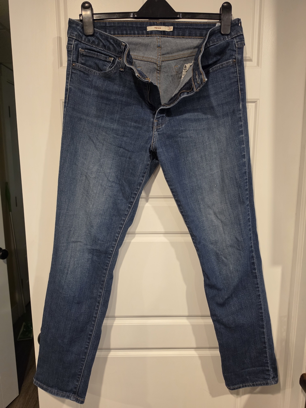 Levi's Women's Straight Leg Jeans in Mid Blue Wash